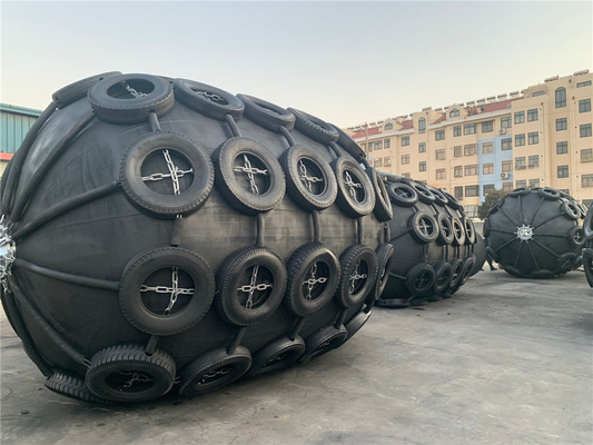 Fenders marinos neumáticos de bajo mantenimiento con alta durabilidad en negro