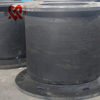 Fenders de caucho de celda abrochados / soldados para una protección marina confiable
