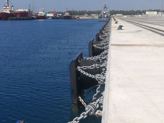 Guardabarros cónicos de goma aprobados por SGS que proporcionan una dureza de 60-70 Shore A y resistencia a la intemperie, ideales para sistemas de atraque marino