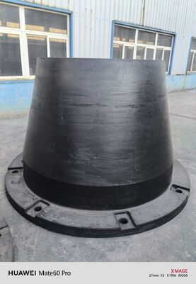 Guardabarros cónicos de goma aprobados por SGS que proporcionan una dureza de 60-70 Shore A y resistencia a la intemperie, ideales para sistemas de atraque marino